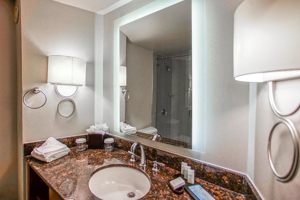 Hotel Ramada By Wyndham Southfield Esterno foto