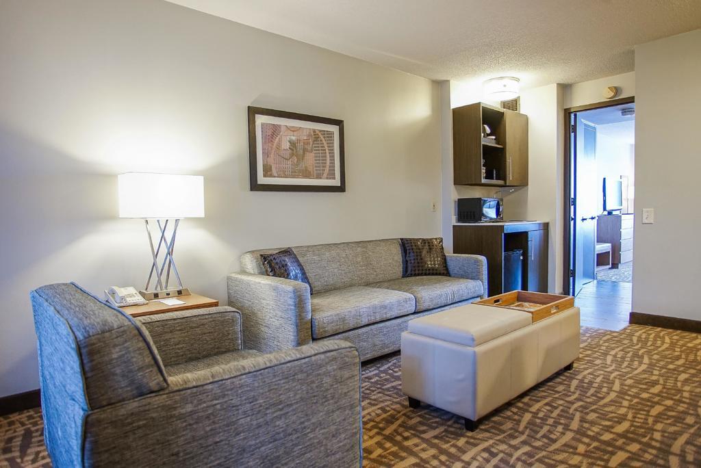 Hotel Ramada By Wyndham Southfield Esterno foto